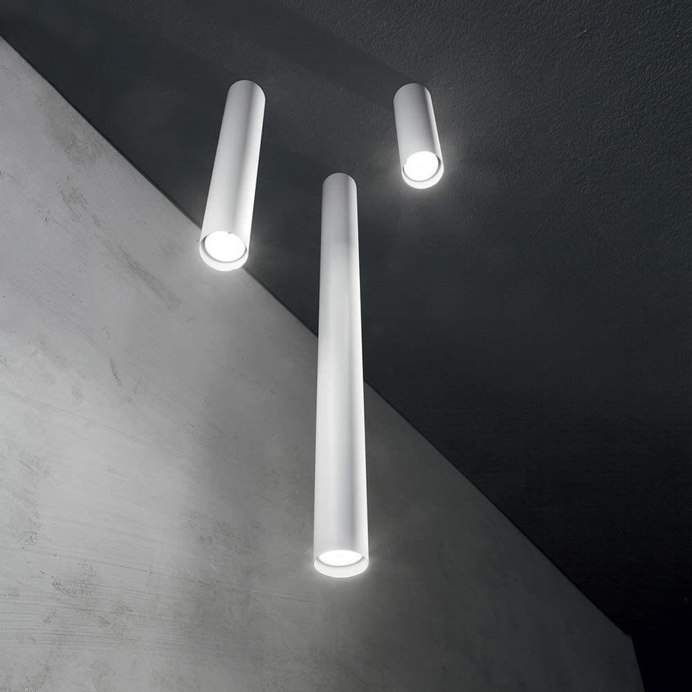 Look Deckenleuchte in modernem Design mit drei hängenden, weißen Lichtzylindern