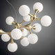 Nodi Pendelleuchte 15-flammig mit eleganten, weißen Glaskugeln und modernem, goldfarbenem Design.