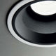 Detailansicht vom Off LED Einbau-Spot 28W in elegantem Design auf einem grauen Hintergrund.