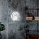 Moderne Oz LED Wandleuchte an einer grauen Wand, ideal für stilvolle Innenräume und optimale Beleuchtung.