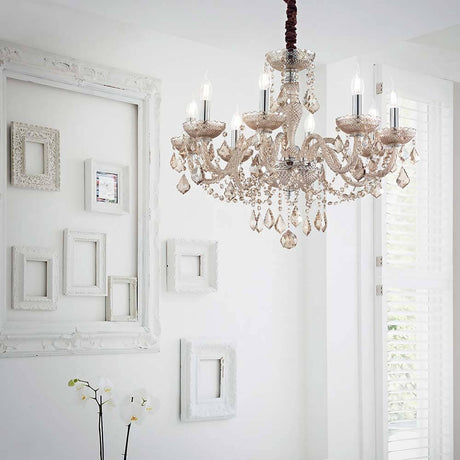 Pendelleuchte Rose 8-flg. Amber, Chrom in modernem Interieur mit weißen Wänden und Rahmen.