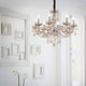 Pendelleuchte Rose 8-flg. Amber, Chrom in modernem Interieur mit weißen Wänden und Rahmen.
