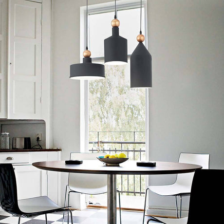 Pendelleuchte Triade-3 Grau, Schwarz über einem Esstisch in modernem Küchendesign.
