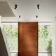 Play LED Decken Spot an der Decke in modernem Wohnraum mit Holz-Entrée
