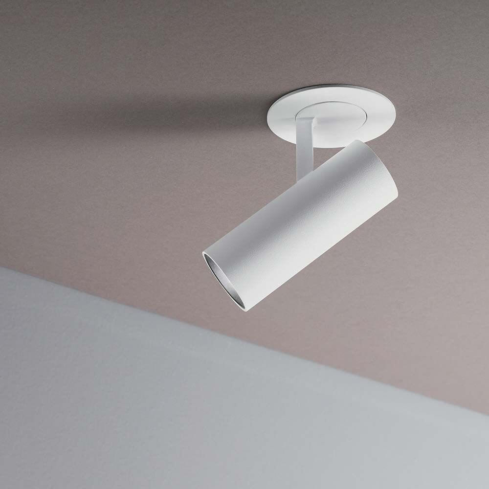 Play LED Einbau-Spot an der Decke montiert, ideal zur Akzentbeleuchtung in modernen Räumen.
