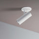 Play LED Einbau-Spot an der Decke montiert, ideal zur Akzentbeleuchtung in modernen Räumen.