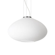 Moderne Plisse Pendelleuchte in Weiß mit elegantem Design und feiner, gerillter Oberfläche.