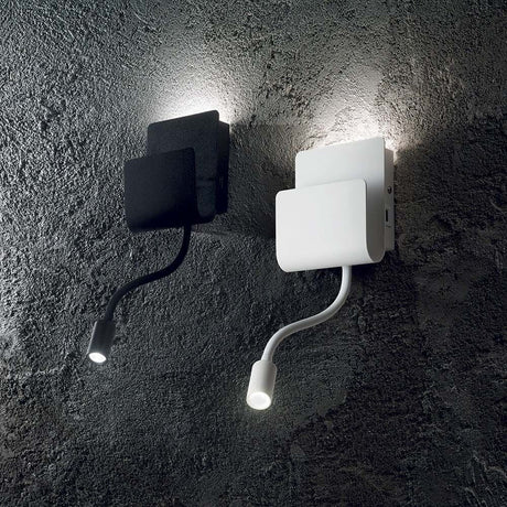 Prøve LED Væglampe med USB i sort og hvid monteret på en væg, moderne belysningsløsning.