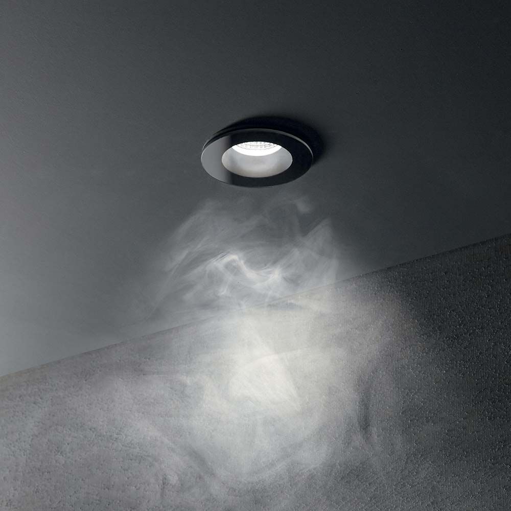 Stimmungsvolle Raum LED Außen Einbauleuchte mit dezentem Rauch-Effekt auf einem dunklen Hintergrund.