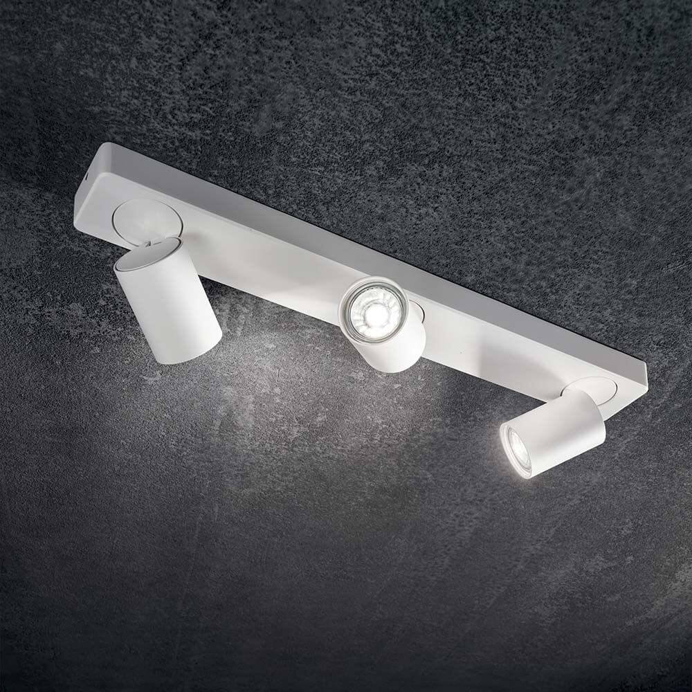 Rudy Deckenstrahler 3-flammig an Decke montiert, modernes Design mit drei beweglichen Lampen.