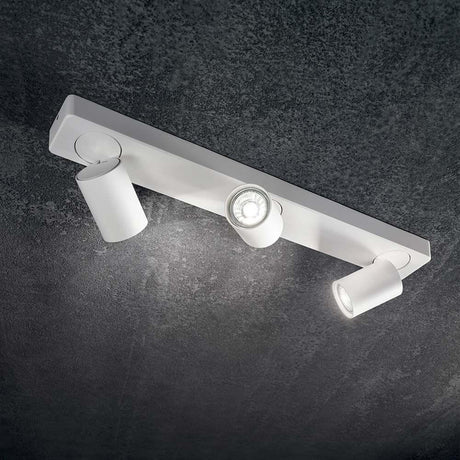 Rudy Deckenstrahler 3-flammig an Decke montiert, modernes Design mit drei beweglichen Lampen.