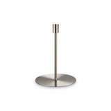 Elegante Tischleuchte mit runder Basis und schlankem Design, ideal für modernes Ambiente.