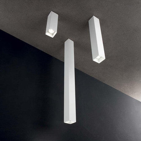 Plafonnier Sky en métal au design moderne, trois luminaires blancs pour un éclairage d’ambiance élégant.