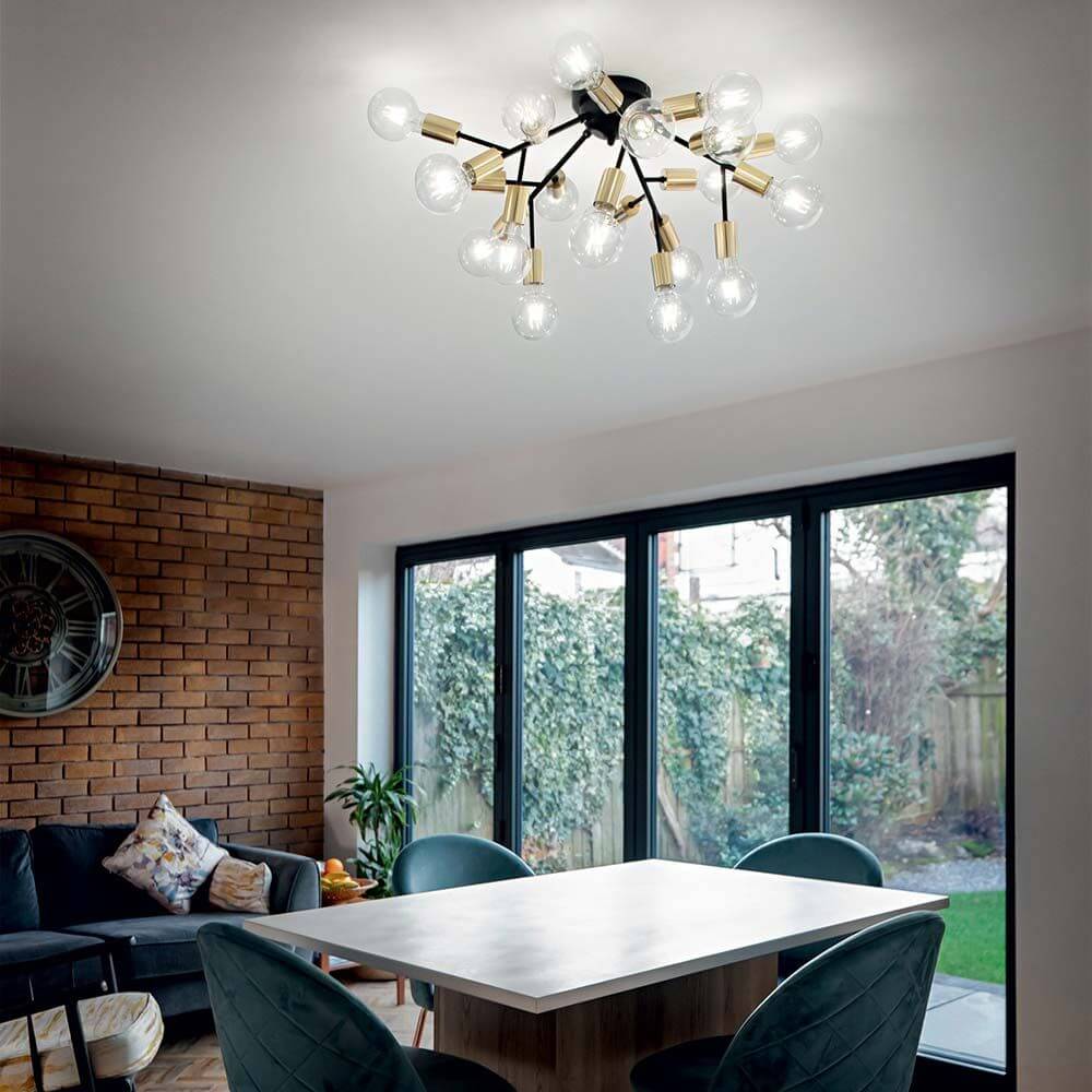 Spark Deckenleuchte 20-flammig in modernem Esszimmer mit großem Tisch und Fenstern.