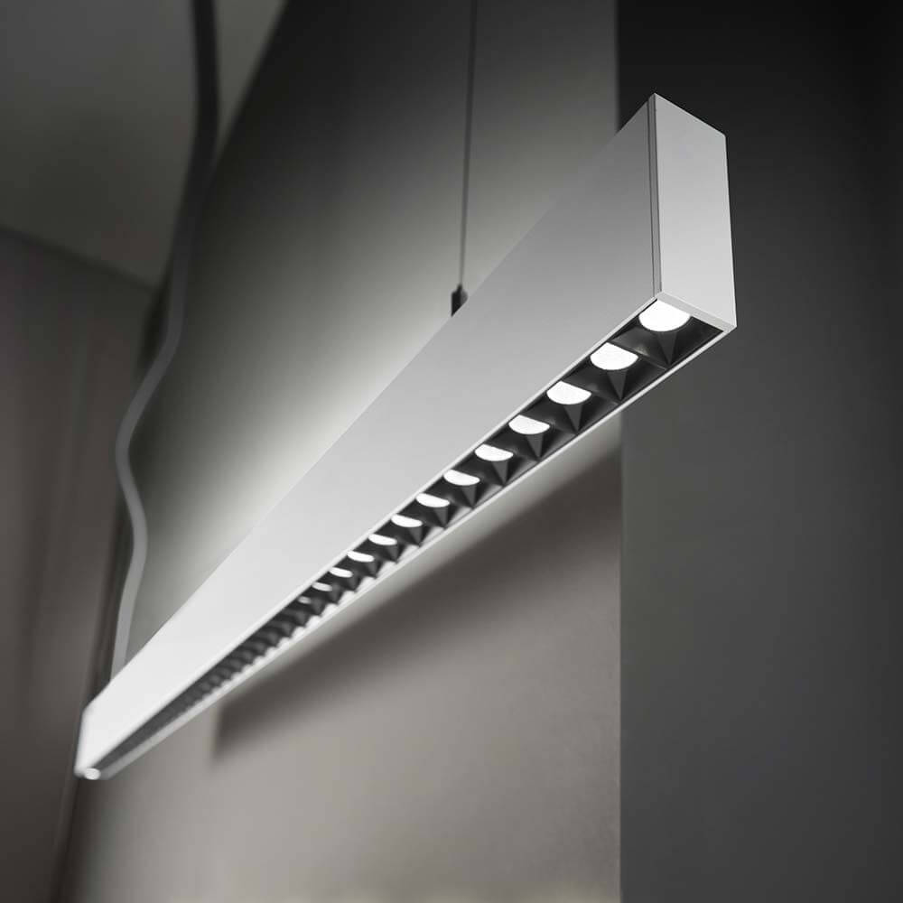 Steel LED Deckenleuchte Accent in modernem Design mit effizienter Beleuchtung.