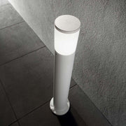 Borne lumineuse Amelia IP55 blanche sur un sol gris moderne.