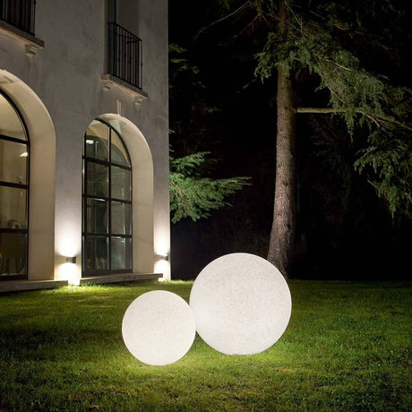 Lampe boule Doris Ø 30 cm IP44 Blanche en extérieur, éclairage de jardin élégant.