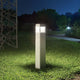 Stehleuchte Elisa Pt1 Gross Weiß im Garten bei Nacht, beleuchtet und modern gestaltet.