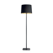 Stehleuchte Nordik Pt1 mit schwarzem Lampenschirm und moderner Metallbasis für stilvolle Beleuchtung.