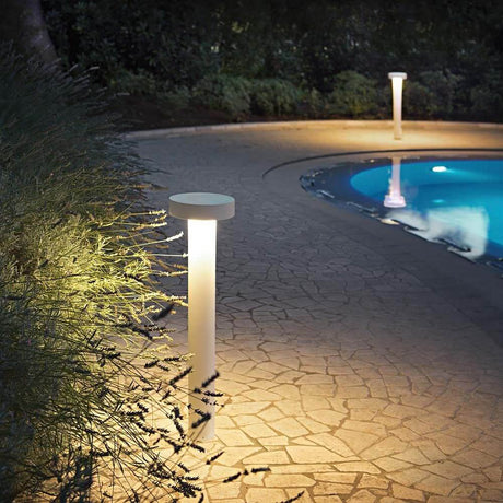 Stehleuchte Tesla Pt4 Gross Weiß am Pool, strahlendes Licht und modernes Design im Außenbereich.