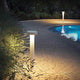 Stehleuchte Tesla Pt4 Gross Weiß am Pool, strahlendes Licht und modernes Design im Außenbereich.