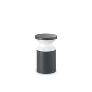 Lampadaire Torre Pt1 Petit Anthracite au design moderne avec contraste de couleurs noir et blanc