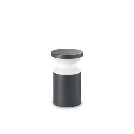 Stehleuchte Torre Pt1 Klein Anthrazit in modernem Design mit schwarzem und weißem Farbkontrast