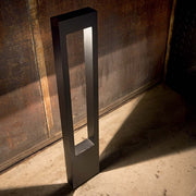 Stehleuchte Vega Pt1 Schwarz – moderne Lampe in Schwarz mit einzigartigem Design und angenehmer Beleuchtung.