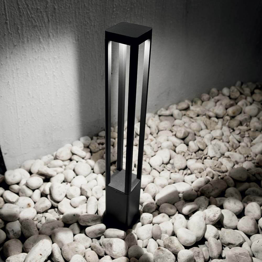 Tifone LED Pollerleuchte IP65 auf Kiesboden, stilvolle Außenbeleuchtung für Gärten und Wege.
