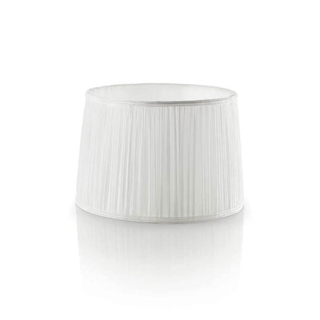 Bordlampe Kate-2 Tl1 rund lampeskjerm i elegant hvitt med plisserte design.