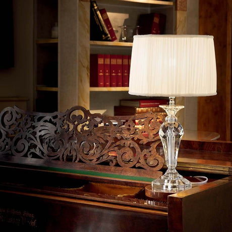 Elegant bordlampe Kate-2 Tl1 rund på et piano med stilren lampe og klassisk design.