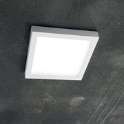 Universal LED Wand- & Deckenleuchte in quadratischer Form, montiert an einer Decke.