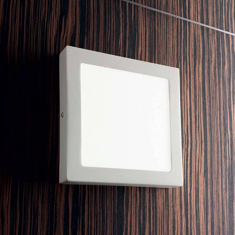 Universal LED Wand- & Deckenleuchte an einer Wand installiert, modernes Design und effiziente Beleuchtung.