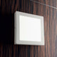 Universal LED Wand- & Deckenleuchte in modernem, quadratischem Design an einer Holzwand.