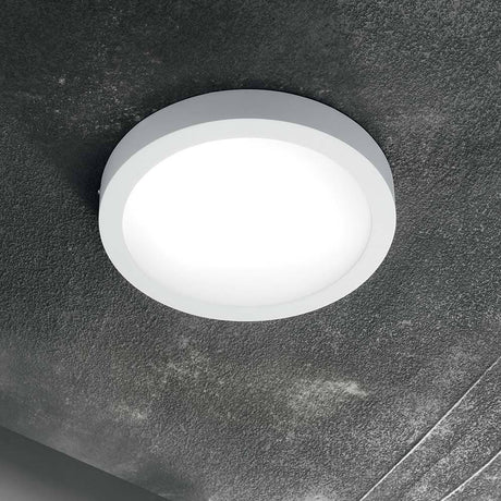 Universal LED Wand- & Deckenleuchte an der Decke montiert, modernes Design für optimale Beleuchtung.