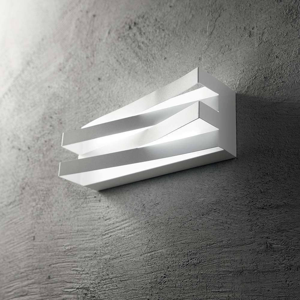 Virtus LED Wandleuchte Metall Acryl an einer Betonwand montiert, modernes Design und warmes Licht.