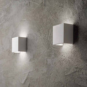 Wandlampe Flash Gesso Klein Weiß an einer Wand, modernes Design in Weiß mit sanfter Beleuchtung.
