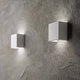 Wandlampe Flash Gesso Klein Weiß an einer Wand, modernes Design in Weiß mit sanfter Beleuchtung.