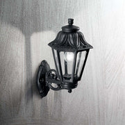 Wandleuchte Anna Ap1 Gross in Schwarz mit klassischem Laternenschirm und Glasscheiben an grauer Wand montiert