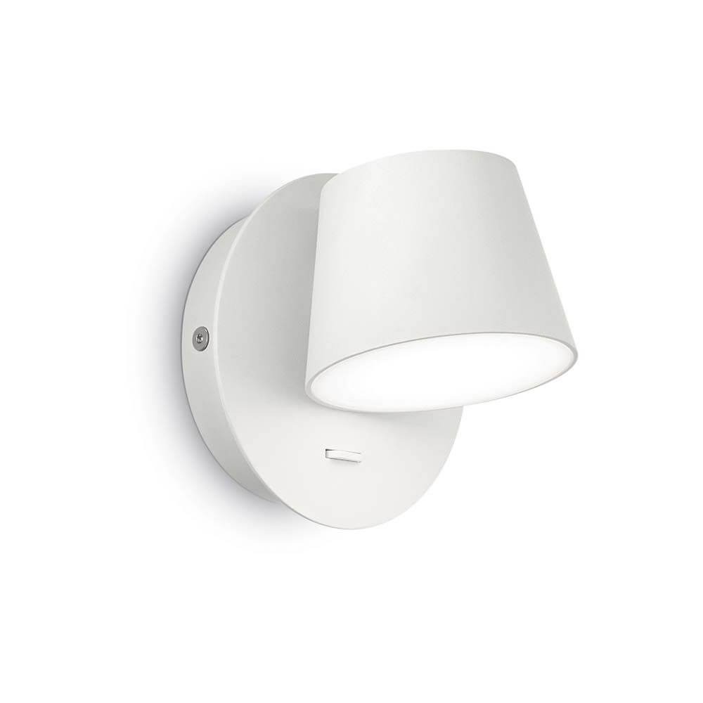 Vegglampe Gim Ap1 hvit på veggen, moderne og elegant utformet i hvitt.