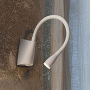 Wandleuchte Goose Ap1 in Weiß mit gebogenem Arm, an rustikaler Wand montiert, moderne Designleuchte