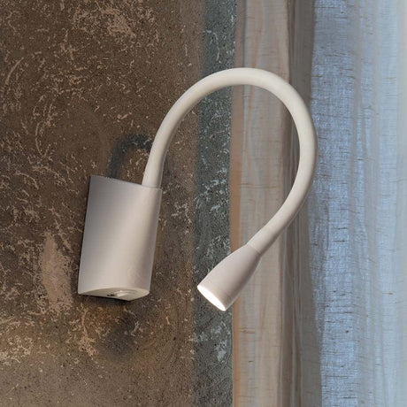 Wandleuchte Goose Ap1 Weiß an einer Wand montiert, moderne und elegante Lichtquelle für jedes Zimmer.