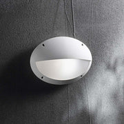 Wandleuchte Maddi-2 Ap1 Weiß an einer grauen Wand, modernes und stilvolles Design.