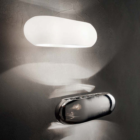 Wandleuchte Moris Ap2 Weiß an der Wand, modernes Design mit sanften Lichtschatten.