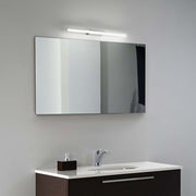 Wandleuchte Riflesso Ap90 Chrom über Badezimmerspiegel montiert, horizontale LED-Leuchte aus Chrom