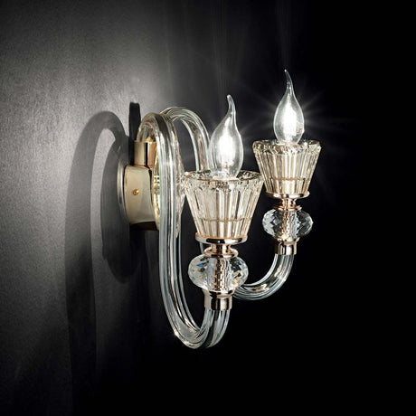 Wandleuchte Strauss Ap2 mit elegantem Design und funkelnden Glaselementen an der Wand.
