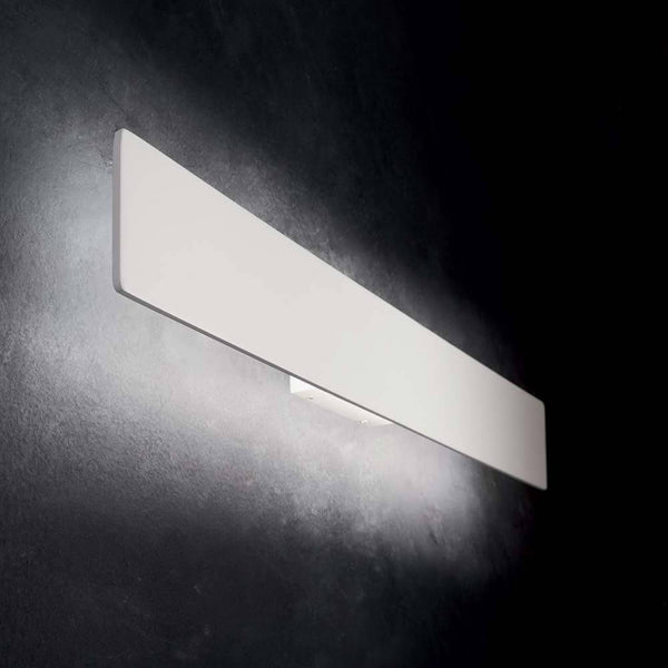 Wandleuchte Zig Zag Ap22 Weiß an einer dunklen Wand montiert, modernes und elegantes Design.