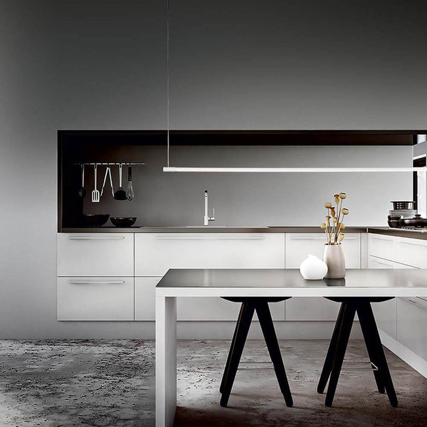 Yoko LED pendellampe 146 cm over et moderne kjøkkenbord med minimalistisk innredning.