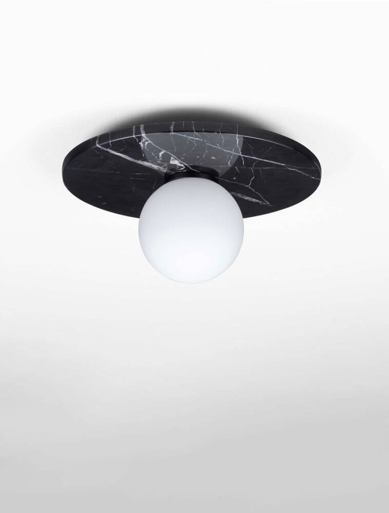 Idor Deckenleuchte Ø 30cm G9 Marmor mit schwarzem Marmor und kugelförmigem Glaskörper.