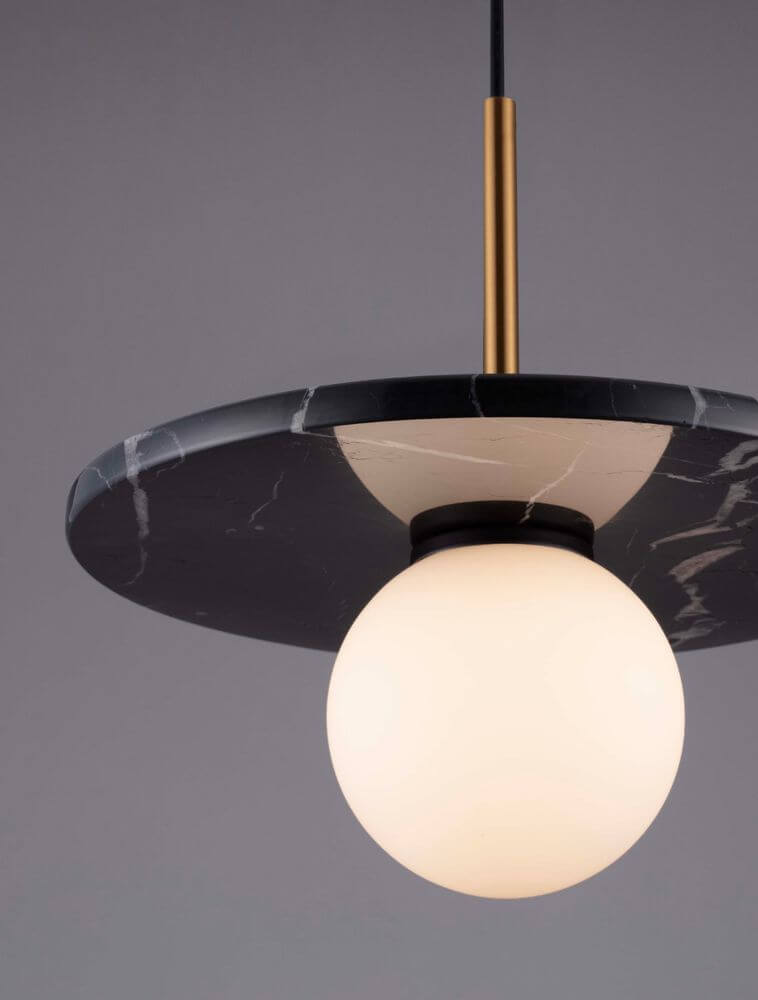 Idor Pendelleuchte Ø 30cm G9 Marmor mit elegantem schwarzen Marmorschild und weißer Glaskugel.